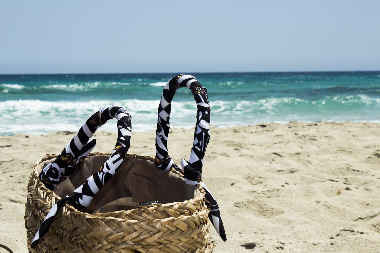 sac de plage à la mer